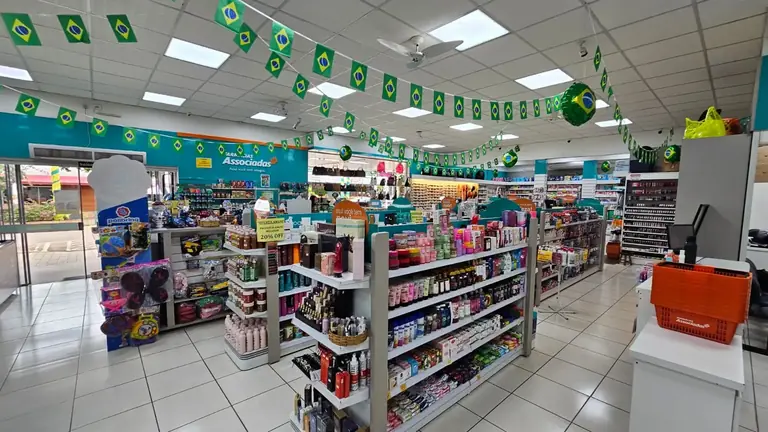 Interior amplo e organizado da DrogaCruz em Bonito